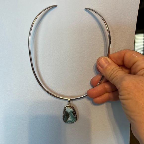 BEAUTIFUL AMERICAN INDIAN TURQUOISE & SILVER PENDANT ON SILVER NECK COLLAR - Picture 1 of 3